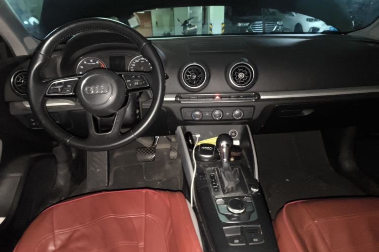 Used Audi A3 2017 Limousine 35 TFSI Ambition Edition Center Console