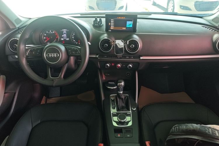 Used Audi A3 2017 Limousine 35 TFSI Ambition Edition Center Console