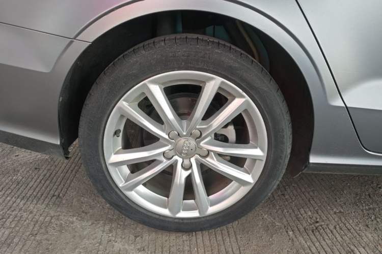 Used Audi A3 2017 Limousine 35 TFSI Ambition Edition Right Rear Wheel Hub