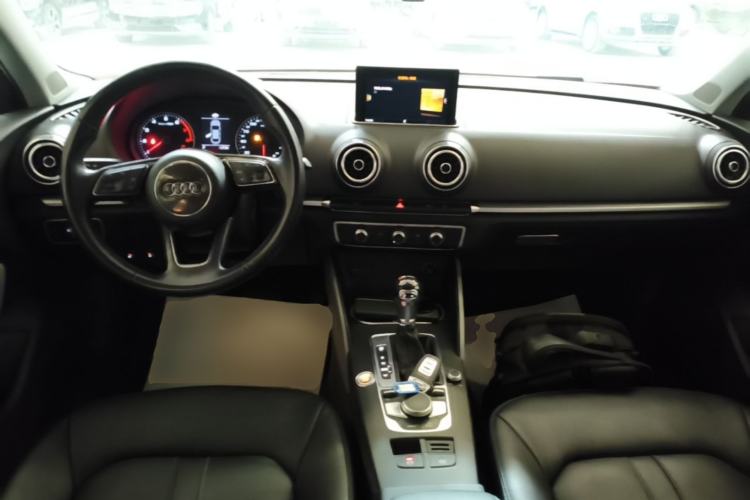 Used Audi A3 2017 Limousine 35 TFSI Ambition Edition Center Console