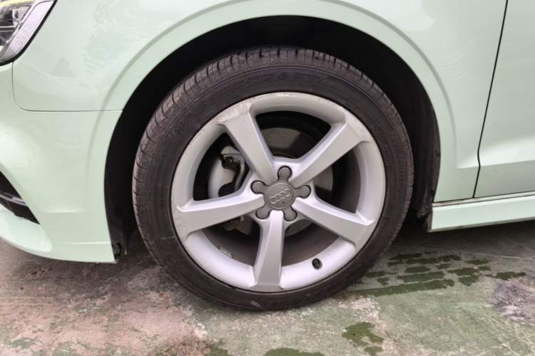 Used Audi A3 2017 Limousine 35 TFSI Fashion Model Left Front Wheel Hub