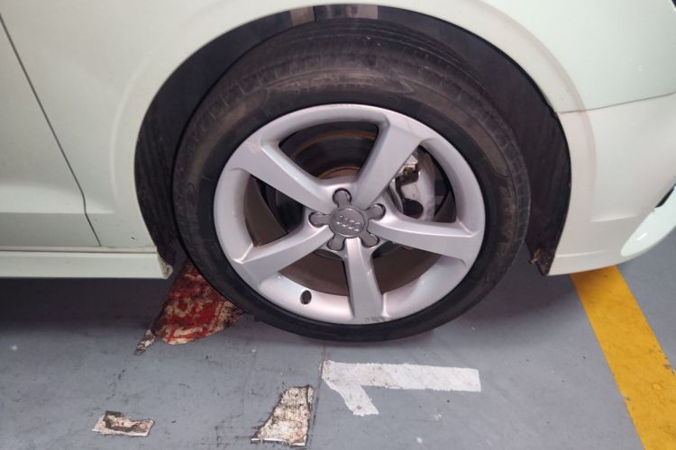 Used Audi A3 2017 Limousine 35 TFSI Fashion Model Right Front Wheel Hub