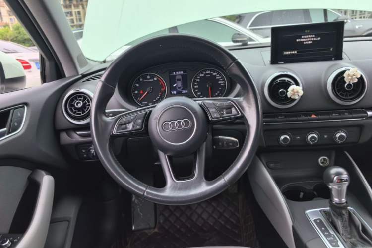 Used Audi A3 2017 Limousine 35 TFSI Fashion Model Steering Wheel