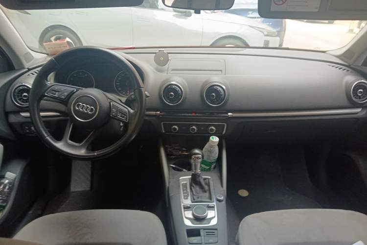 Used Audi A3 2017 Limousine 35 TFSI Ambition Edition Center Console