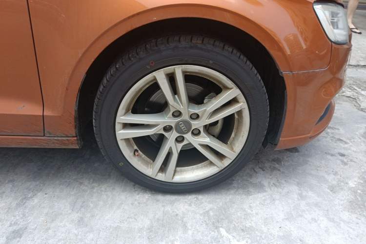 Used Audi A3 2017 Limousine 35 TFSI Ambition Edition Right Front Wheel Hub