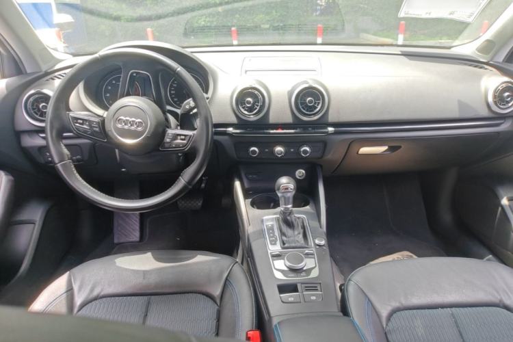 Used Audi A3 2017 Limousine 35 TFSI Ambition Edition Center Console