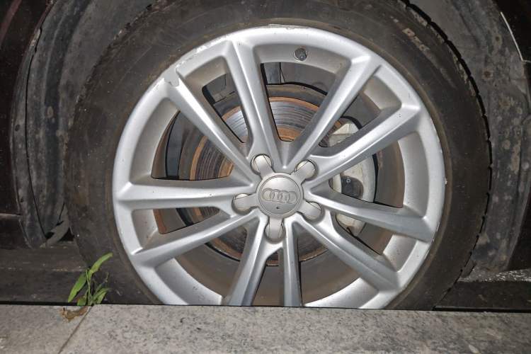 Used Audi A3 2017 Limousine 35 TFSI Style Edition Right Front Wheel Hub