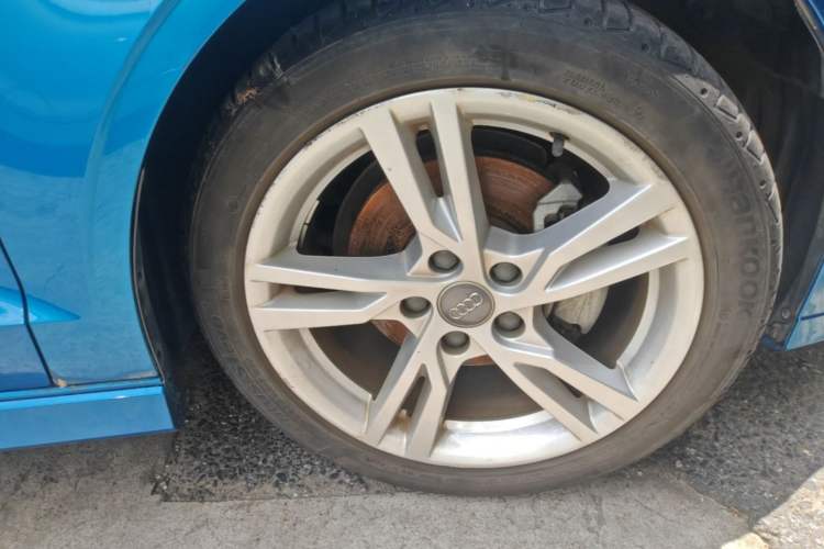 Used Audi A3 2017 Limousine 35 TFSI Ambition Edition Right Front Wheel Hub