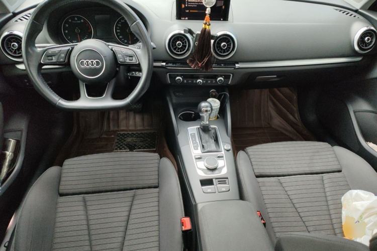Used Audi A3 2017 Limousine 35 TFSI Sport Edition Center Console