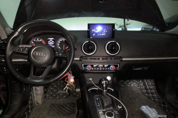 Used Audi A3 2017 Limousine 35 TFSI Style Edition Center Console