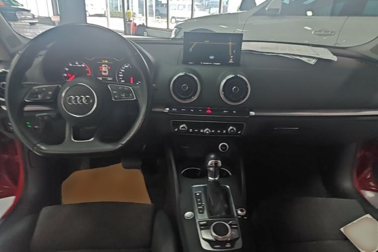 Used Audi A3 2017 Limousine 40 TFSI Sport Edition Center Console