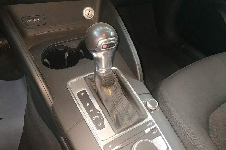 Used Audi A3 2017 Limousine 35 TFSI Ambition Edition Gear Lever