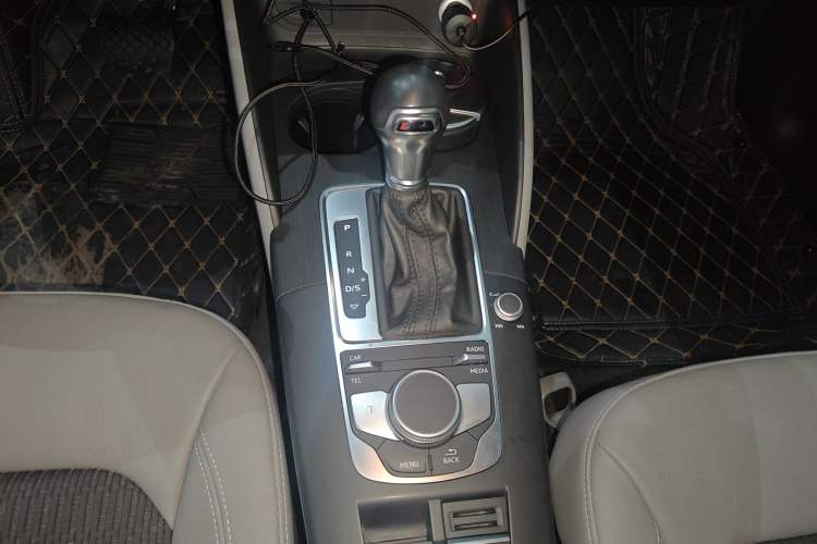 Used Audi A3 2017 Limousine 35 TFSI Fashion Model Gear Lever