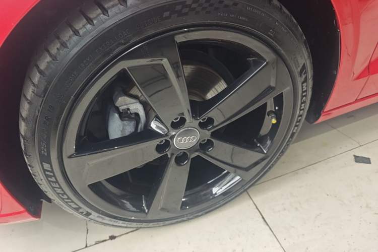 Used Audi A3 2017 Limousine 35 TFSI Style Edition Left Front Wheel Hub