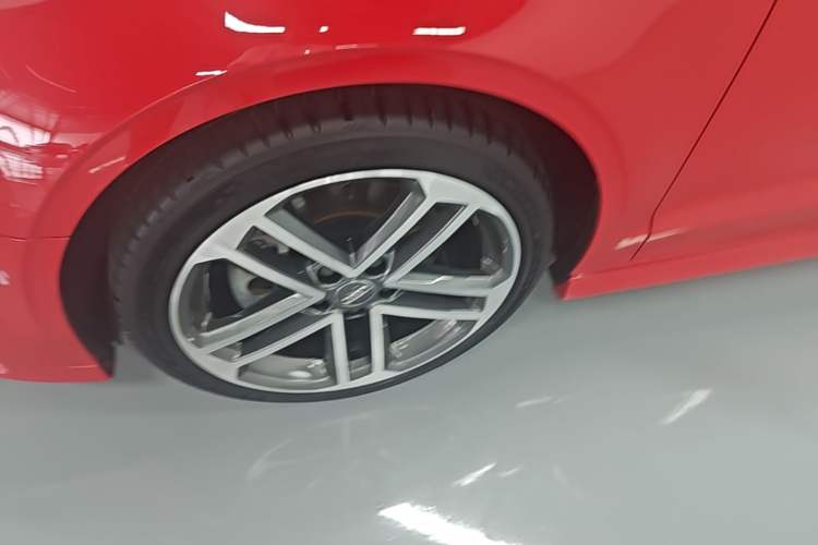 Used Audi A3 2017 Limousine 40 TFSI Sport Edition Left Front Wheel Hub