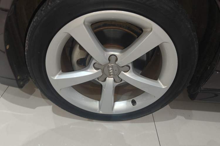 Used Audi A3 2017 Limousine 35 TFSI Fashion Model Left Front Wheel Hub