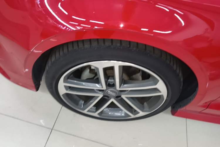 Used Audi A3 2017 Limousine 35 TFSI Sport Edition Left Front Wheel Hub