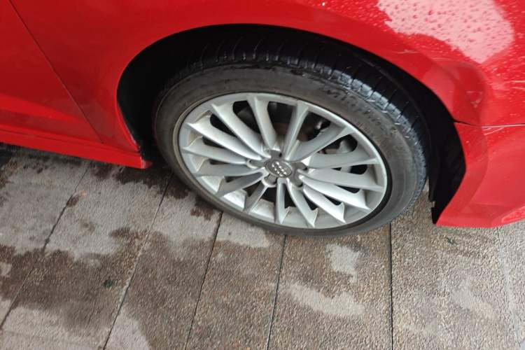 Used Audi A3 2017 Sportback 35 TFSI Fashion Model Right Front Wheel Hub