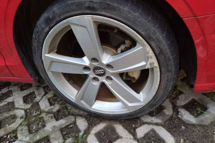 Used Audi A3 2017 Limousine 40 TFSI Style Edition Right Front Wheel Hub