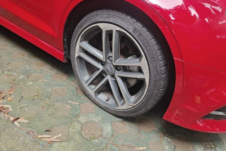 Used Audi A3 2017 Limousine 35 TFSI Sport Edition Right Front Wheel Hub