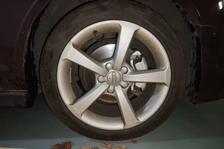Used Audi A3 2017 Limousine 35 TFSI Fashion Model Right Front Wheel Hub
