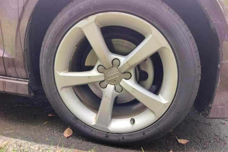 Used Audi A3 2017 Limousine 35 TFSI Fashion Model Right Front Wheel Hub