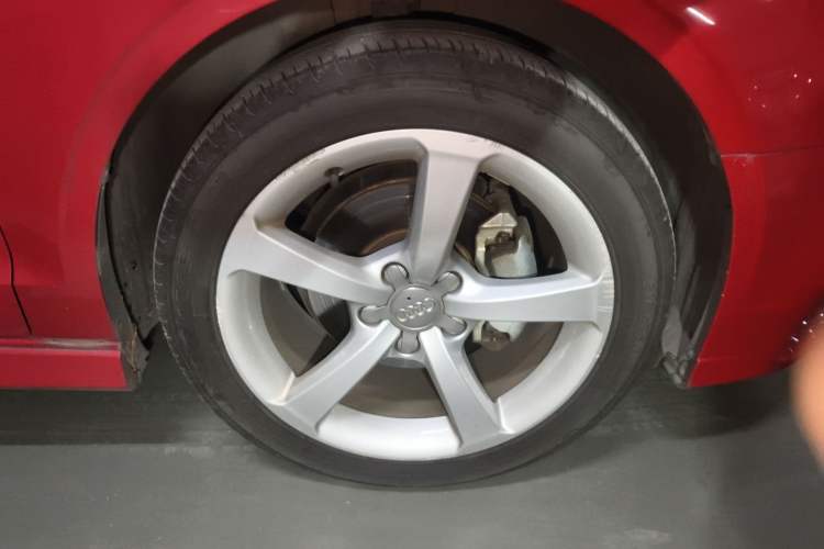 Used Audi A3 2017 Limousine 35 TFSI Fashion Model Right Front Wheel Hub