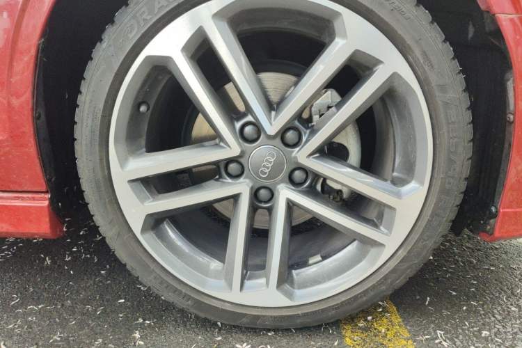 Used Audi A3 2017 Limousine 35 TFSI Sport Edition Right Front Wheel Hub