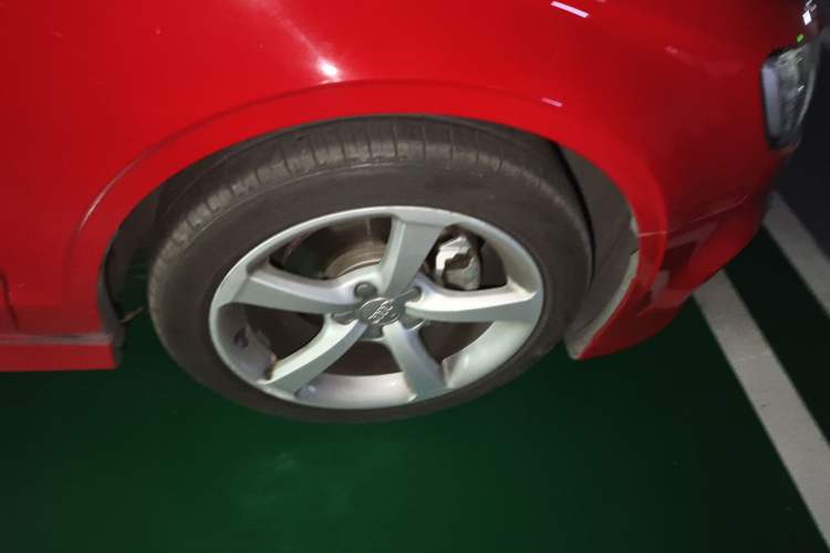 Used Audi A3 2017 Limousine 35 TFSI Fashion Model Right Front Wheel Hub