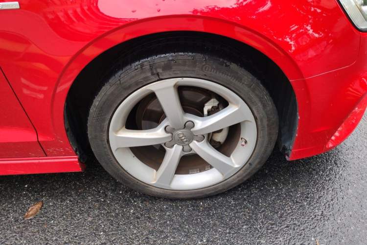 Used Audi A3 2017 Limousine 35 TFSI Fashion Model Right Front Wheel Hub
