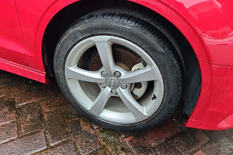 Used Audi A3 2017 Limousine 35 TFSI Fashion Model Right Front Wheel Hub