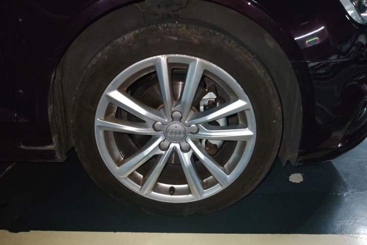 Used Audi A3 2017 Limousine 35 TFSI Ambition Edition Right Front Wheel Hub