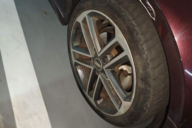 Used Audi A3 2017 Limousine 35 TFSI Sport Edition Right Front Wheel Hub