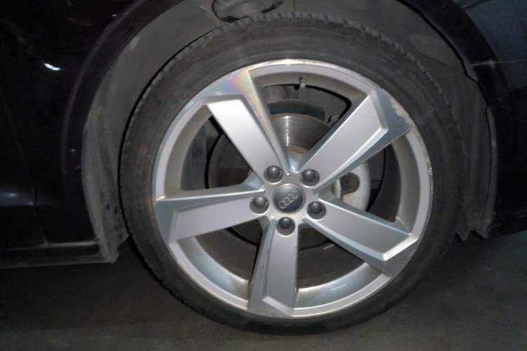 Used Audi A3 2017 Limousine 35 TFSI Style Edition Right Front Wheel Hub