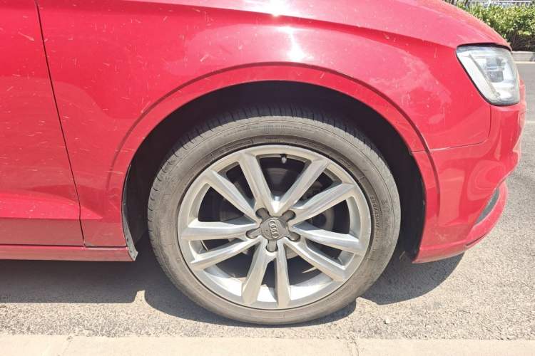 Used Audi A3 2017 Limousine 35 TFSI Ambition Edition Right Front Wheel Hub