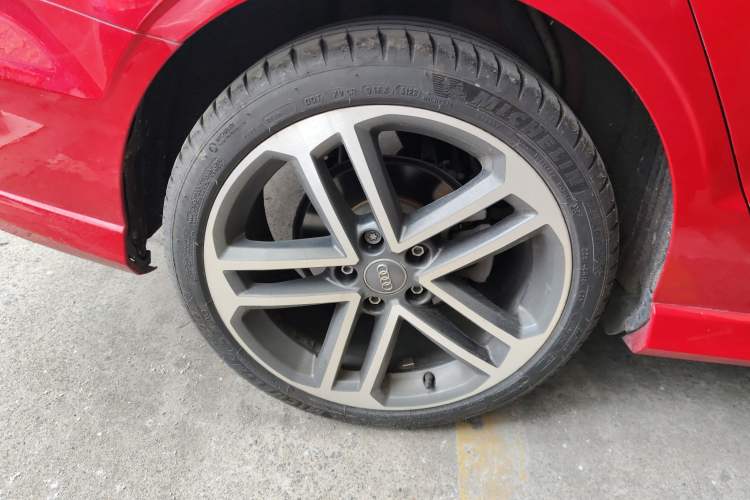 Used Audi A3 2017 Limousine 35 TFSI Sport Edition Right Rear Wheel Hub