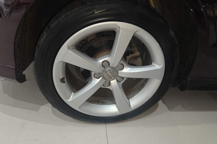 Used Audi A3 2017 Limousine 35 TFSI Fashion Model Right Rear Wheel Hub