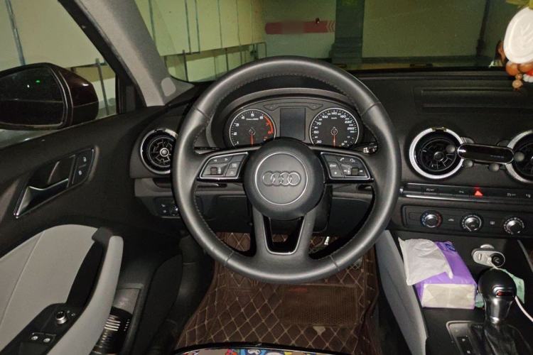 Used Audi A3 2017 Limousine 35 TFSI Fashion Model Steering Wheel