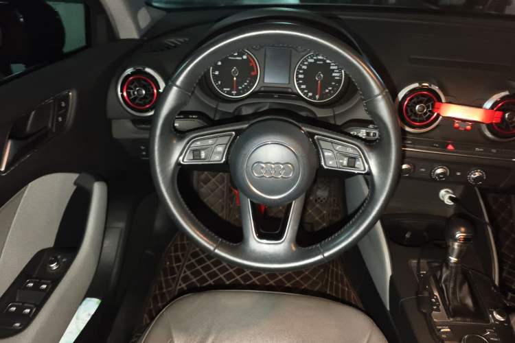 Used Audi A3 2017 Limousine 35 TFSI Fashion Model Steering Wheel
