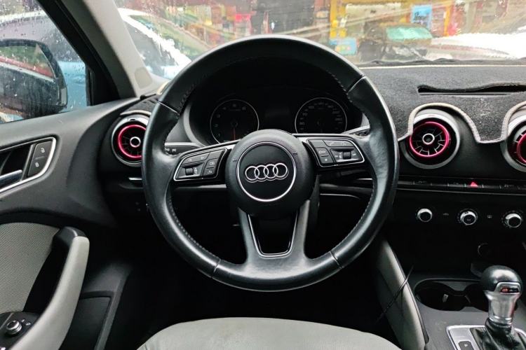 Used Audi A3 2017 Limousine 35 TFSI Fashion Model Steering Wheel