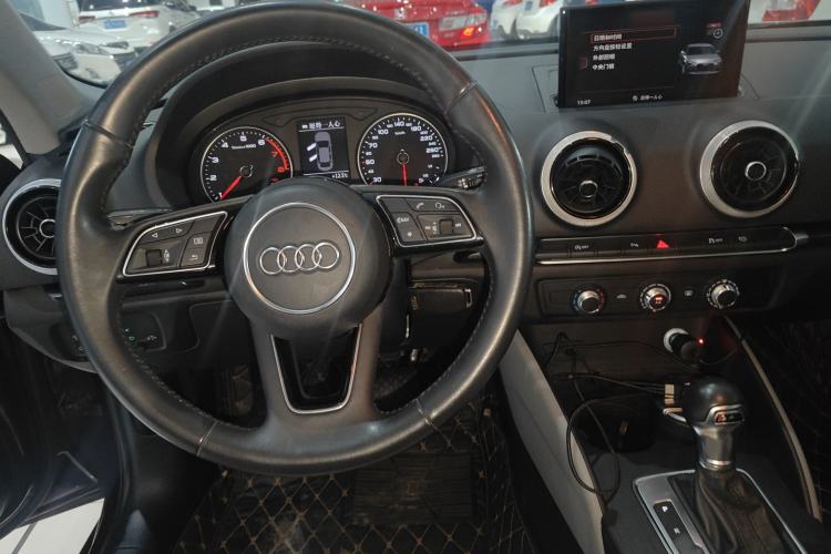 Used Audi A3 2017 Limousine 35 TFSI Fashion Model Steering Wheel