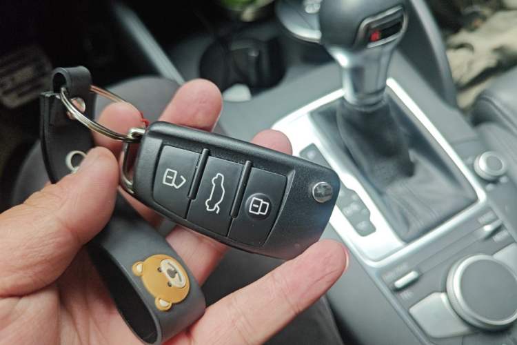 Used Audi A3 2017 Limousine 35 TFSI Sport Edition Vehicle Key