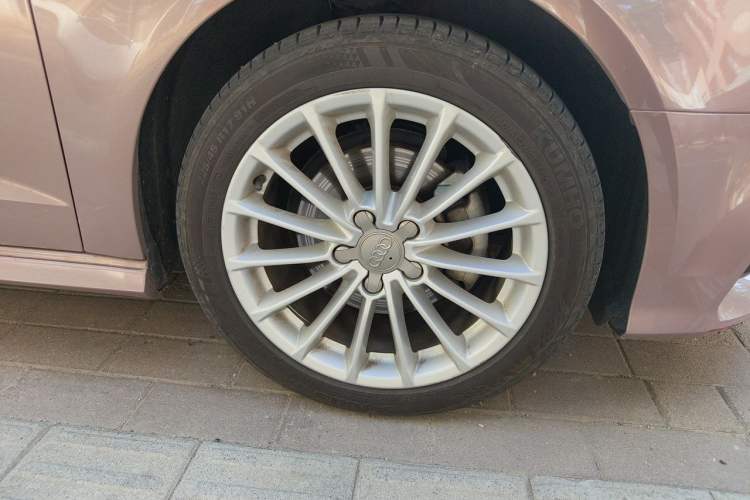 Used Audi A3 2017 Sportback 35 TFSI Fashion Model Right Front Wheel Hub