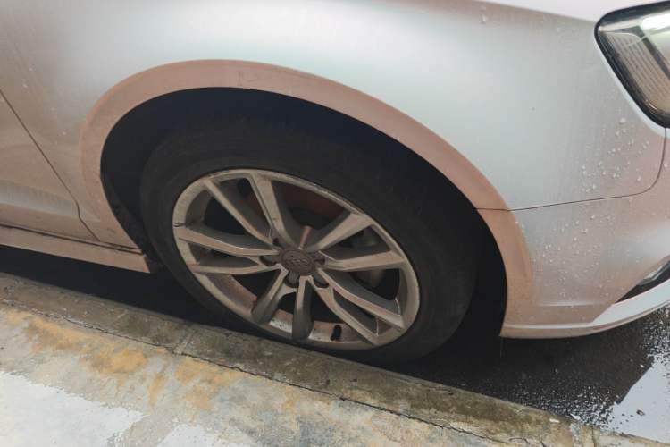 Used Audi A3 2017 Limousine 35 TFSI Ambition Edition Right Front Wheel Hub