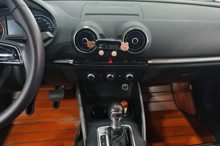 Used Audi A3 2017 Limousine 35 TFSI Ambition Edition Audio And AC Panel