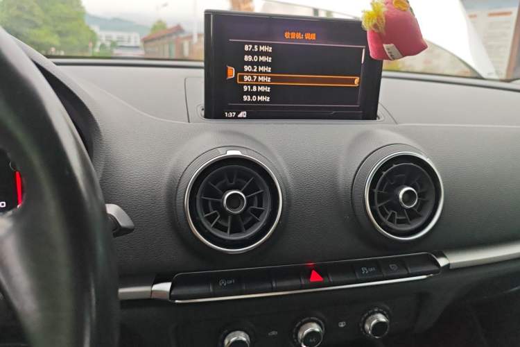 Used Audi A3 2017 Limousine 35 TFSI Ambition Edition Audio And AC Panel