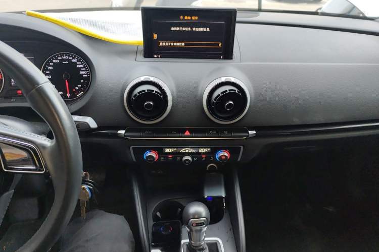 Used Audi A3 2017 Limousine 35 TFSI Ambition Edition Audio And AC Panel