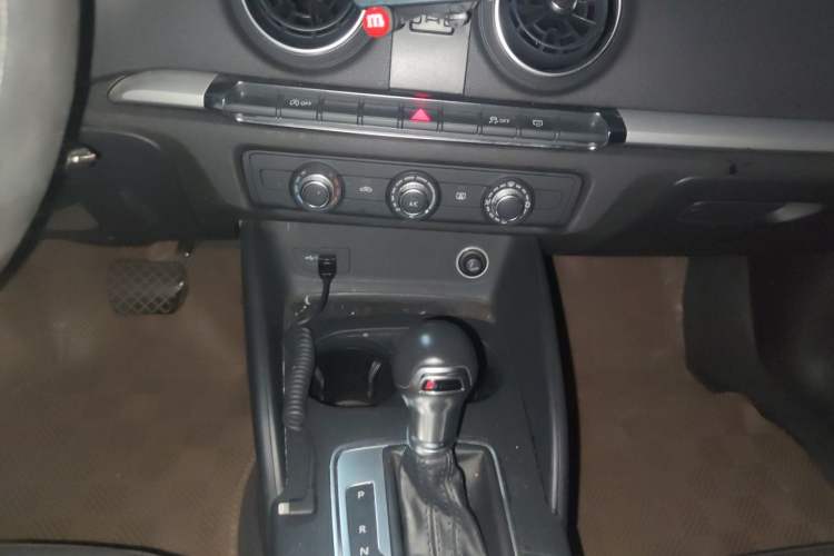 Used Audi A3 2017 Limousine 35 TFSI Ambition Edition Audio And AC Panel