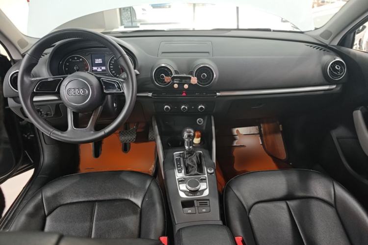 Used Audi A3 2017 Limousine 35 TFSI Ambition Edition Center Console