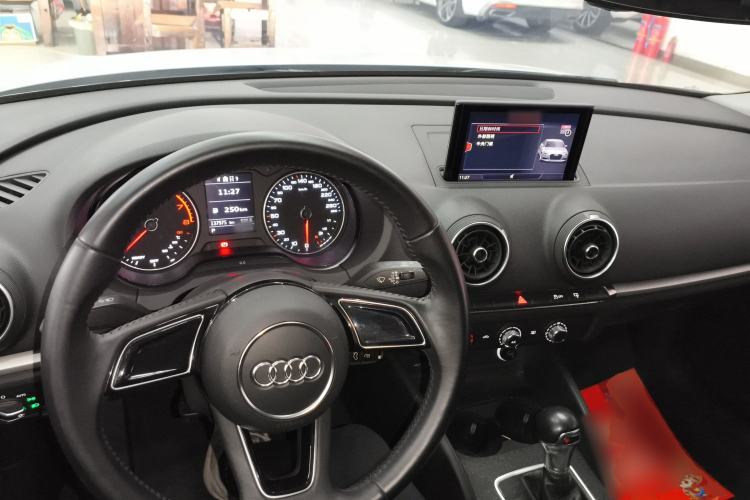 Used Audi A3 2017 Limousine 35 TFSI Ambition Edition Center Console